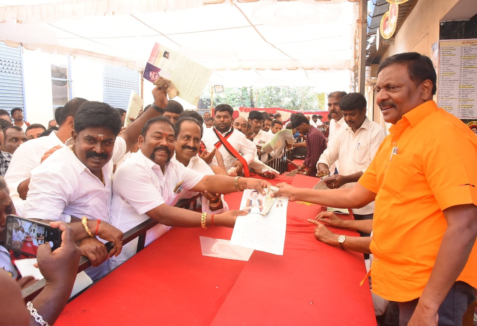 கழகத்தின் சார்பில் போட்டியிட விருப்பமனு வழங்கல்