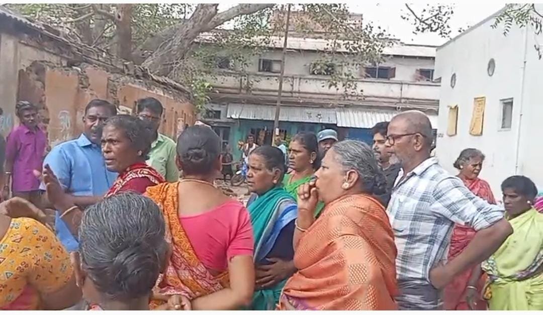 அரசு ஊழியர்களை பணி செய்ய விடாமல் விரட்டி அடித்த வியாபாரிகள்