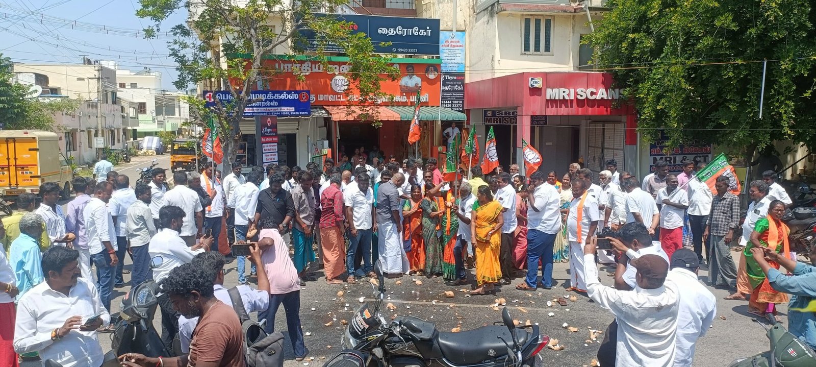 பழனியில் பரபரப்பு: அதிமுக கூட்டணியில் பாஜகவுக்கு தொகுதி ஒதுக்காததால் தொண்டர்கள் ஆவேச போராட்டம்!