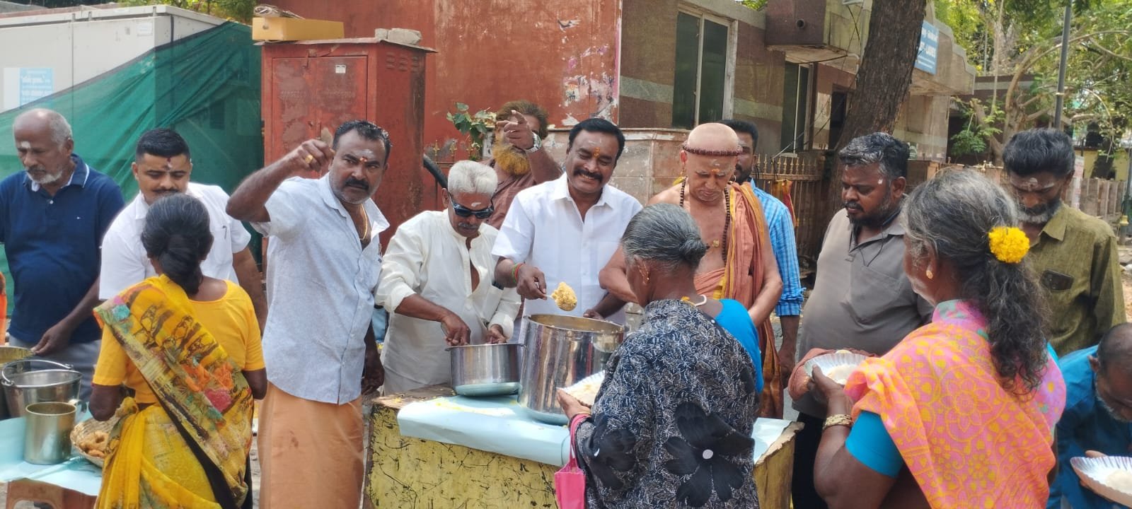 மதுரை ஜெயில் காளியம்மன் கோவில் பங்குனி அமாவாசையை முன்னிட்டு சிறப்பு பூஜையும், அன்னதானம் நடைபெற்றது.