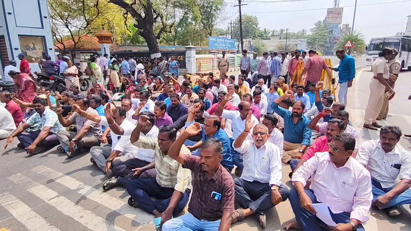 நாகர்கோவிலில் வருவாய்த்துறையினர் சாலை மறியல்: பெண்கள் உட்பட 200 பேர் கைது..!