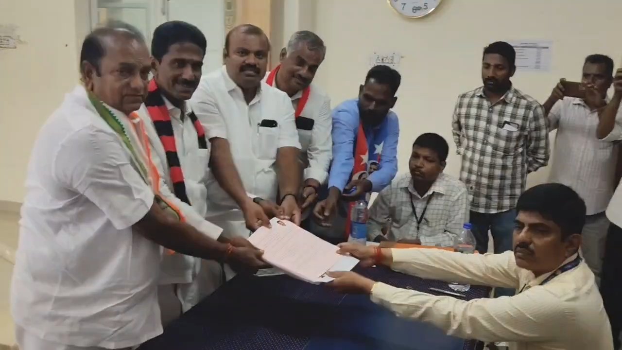 மடத்துக்குளம் தொகுதி: திமுக வேட்பாளர் இரா.ஜெயராமகிருஷ்ணன் உற்சாகத்துடன் வேட்புமனு தாக்கல்!