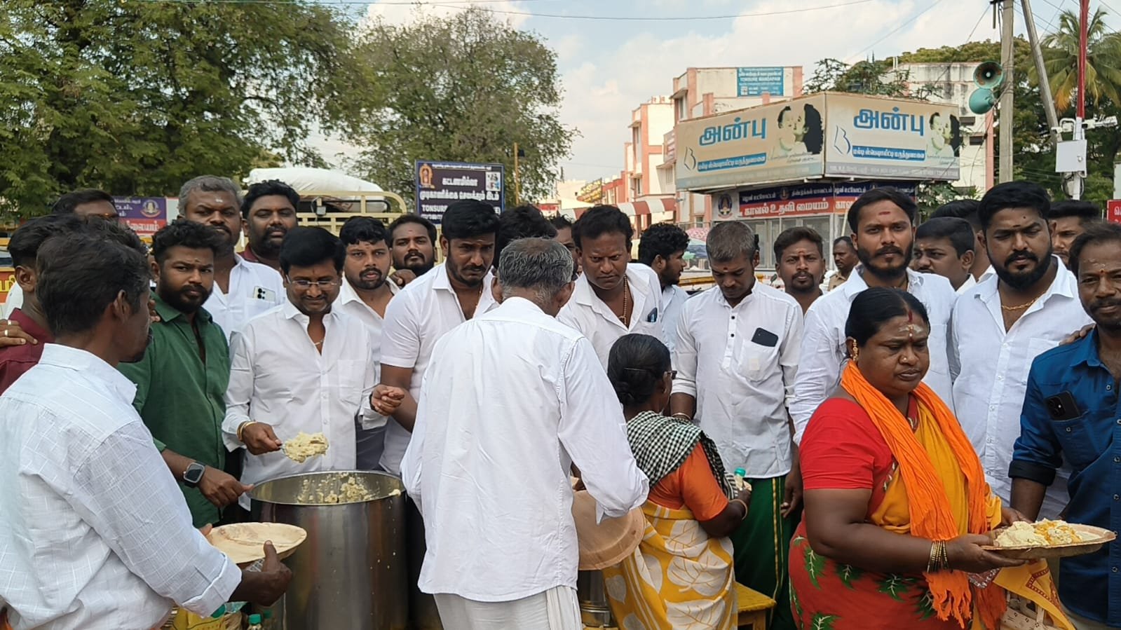 பழனி பங்குனி உத்திரத் திருவிழா: 5,000 பக்தர்களுக்கு ‘பழனி பாலன் நண்பர்கள் குழு’ சார்பில் அன்னதானம்...