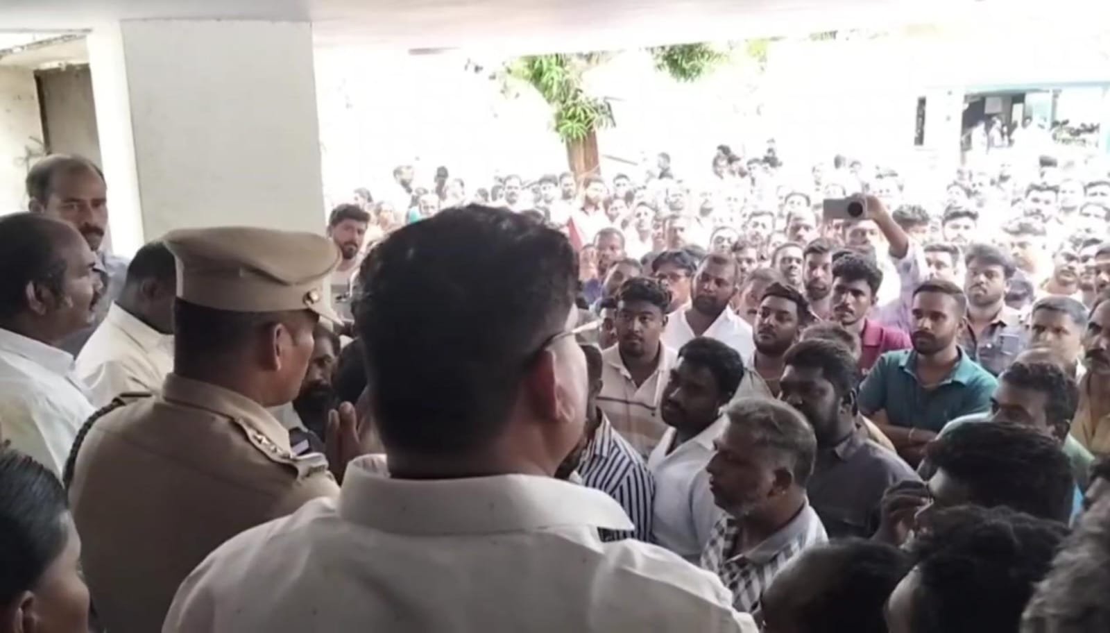 கனரக லாரி தடைக்கு எதிர்ப்பு: நாகர்கோவிலில் குடும்பங்களுடன் உரிமையாளர்கள் முற்றுகை