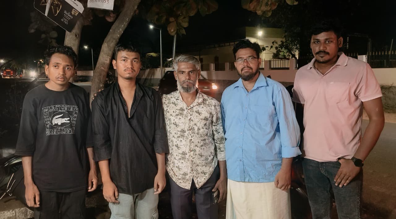 பணம் இல்லை, செல்போனும் பறிபோனது... நடுக்கூடத்தில் கண்ணீருடன் நின்ற அசாம் இளைஞர்கள்! கைகொடுத்த குமரி மக்கள்!!