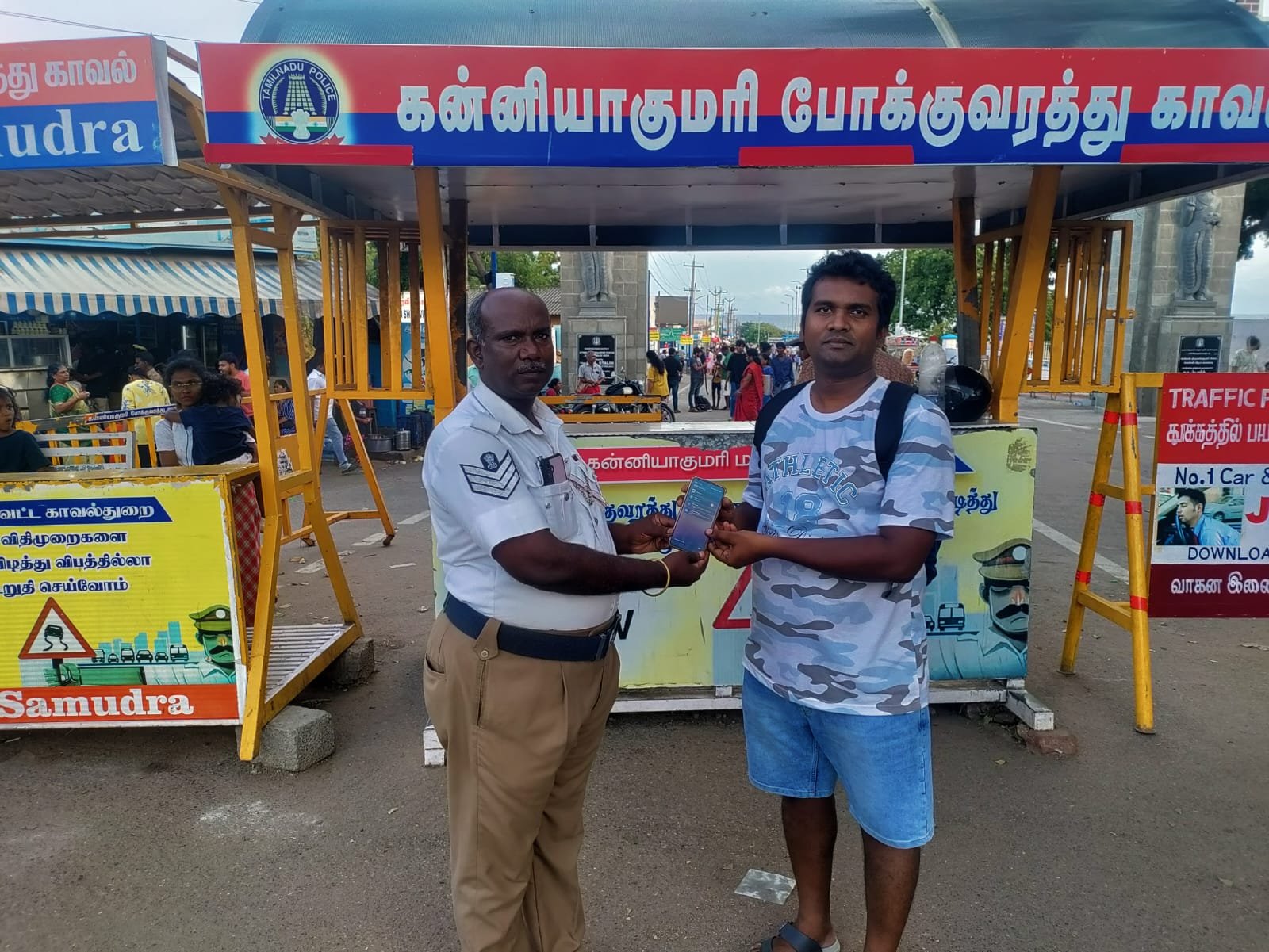 பொறுப்புணர்வின் உதாரணம்; சுற்றுலா பயணியிடம் செல்போன் ஒப்படைப்பு