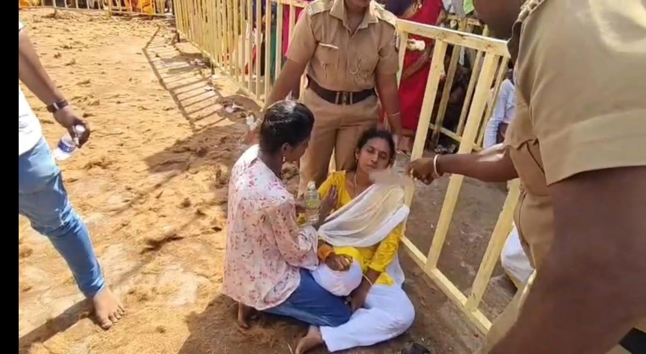 முருகனின் முதல் படை வீடான திருப்பரங்குன்றம் அருள்மிகு சுப்ரமணிய சுவாமி திருக்கோவிலில் வைகாசி விசாகத் திருவிழாவில் நடைபெற்று வரும் நிலையில் வெயிலின் தாக்கம் மட்டும் பக்தர்களின் கூட்ட நெரிசலால் பெண்கள் சிறுமிகள் மயக்கம்-கோவில் நிர்வாகம் சார்பில் அடிப்படை வசதி ஏற்பாடு செய்யவில்லை என குற்றச்சாட்டு