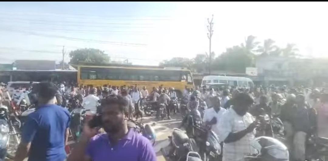 உள்ளூர் வேலைவாய்ப்பு கோரி கூடங்குளத்தில் சாலை மறியல்