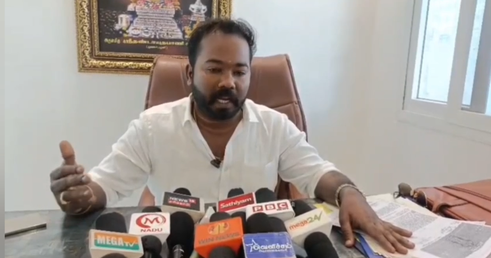 பழனியில் அரசு இடத்தை முறைகேடாக பத்திரப்பதிவு செய்ததாக அவதூறு பரப்பியவர்கள் மேல் சட்டப்படி நடவடிக்கை எடுக்கப்படும் என பாதிக்கப்பட்டவர் பரபரப்பு பேட்டி...