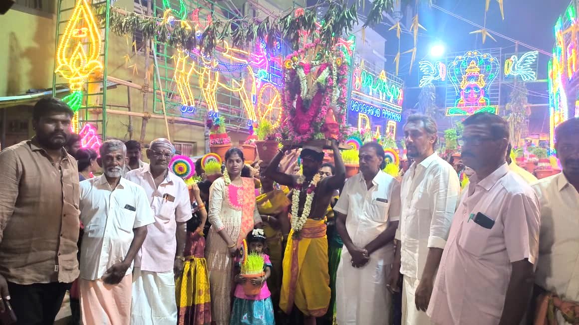 பழனி கூனகாளி அம்மன் கோவில் திருவிழா: 200-க்கும் மேற்பட்ட முளைப்பாரிகளுடன் கோலாகல ஊர்வலம்!
