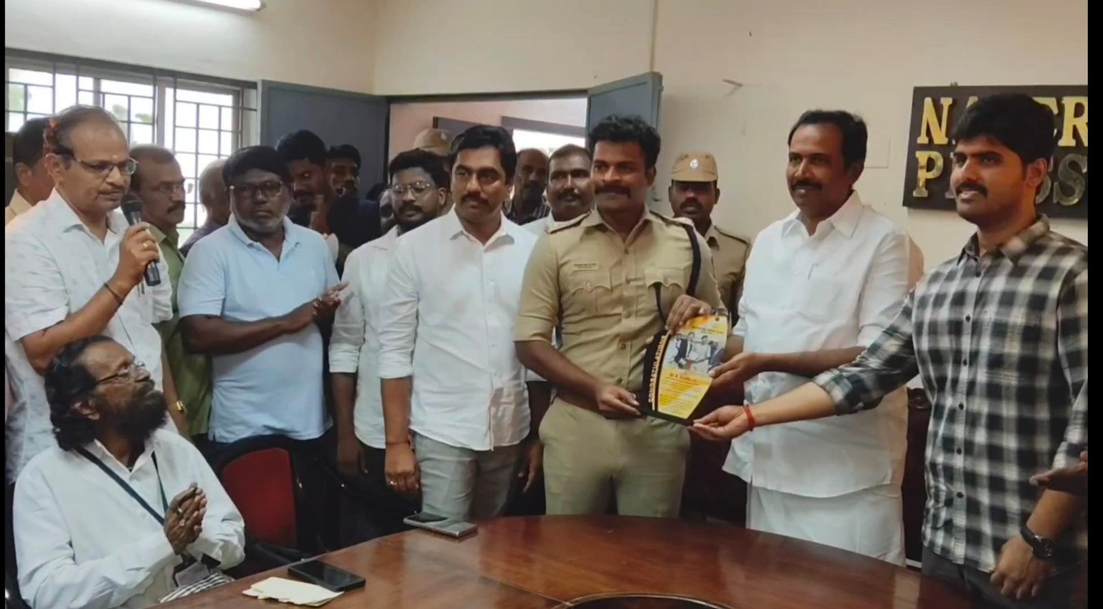 பாதுகாப்பே முன்னுரிமை: சாலை விதிமீறலுக்கு யாருக்கும் விதிவிலக்கு இல்லை! என மாவட்ட ஆட்சியர்... நாகர்கோவிலில் நடைபெற்ற பாராட்டு விழாவில் காவல்துறையின் செயல்பாட்டை பாராட்டிய மாவட்ட நிர்வாகம்.