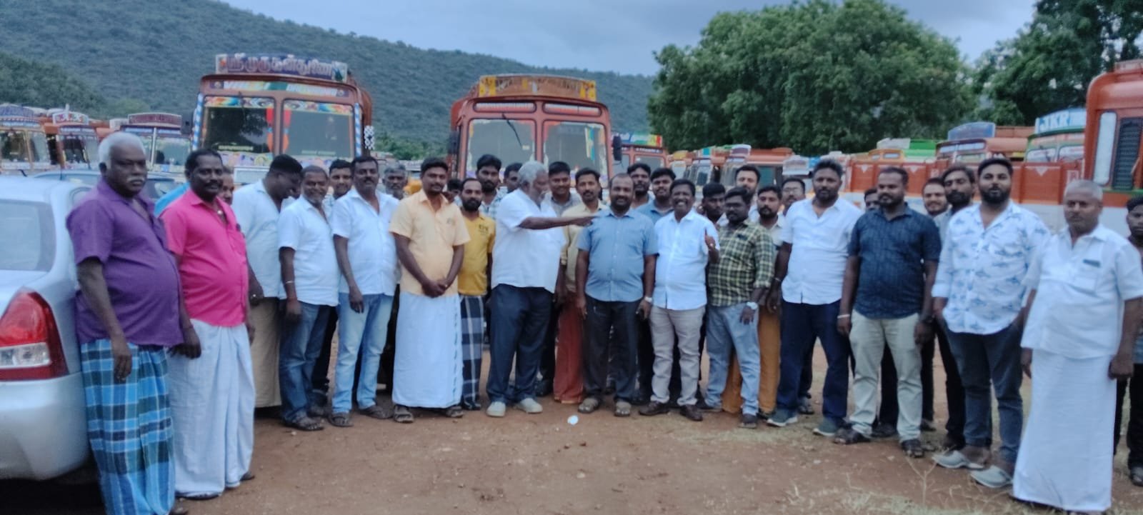 கோவை மாவட்ட செங்கல் லாரி உரிமையாளர்கள் சங்கம் சார்பில் 3 நாட்கள் வேலைநிறுத்தப் போராட்டம் நிறைவு!
