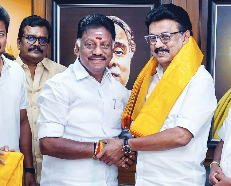 திமுக விரித்த சிகப்பு கம்பளம்… தவெகவுக்கு தாவும் தர்மயுத்தம்?: எடப்பாடியைத் தொடர்ந்து ஸ்டாலினுக்கும் ‘கையெழுத்து’ போடப்போகிறாரா ஓபிஎஸ்?!