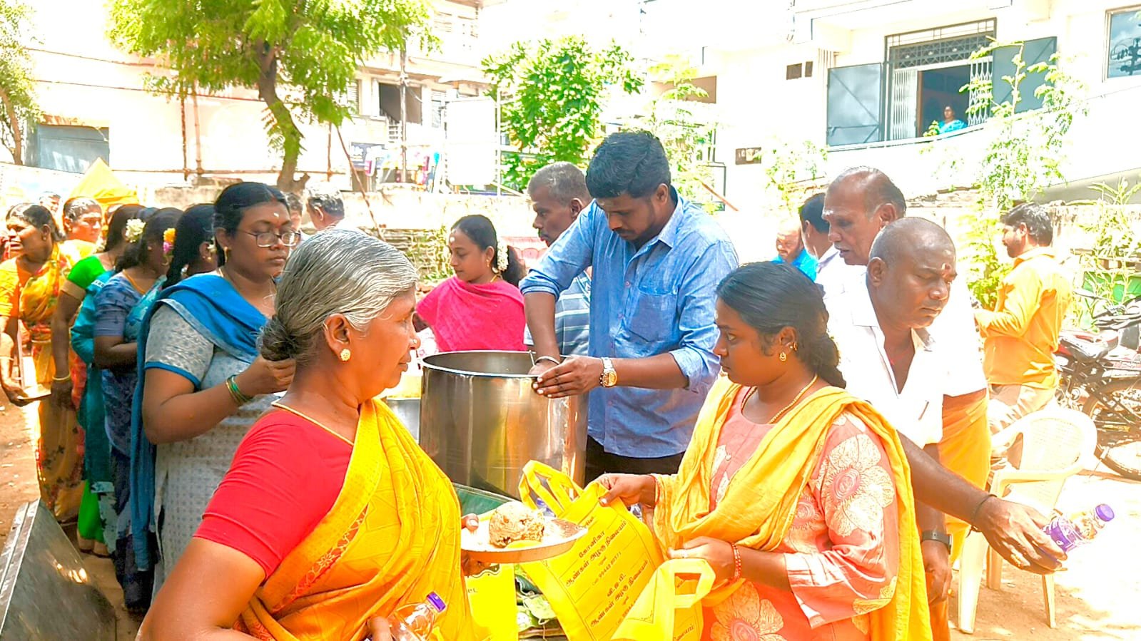 கடைசி ஆடி வெள்ளியை முன்னிட்டு ஆயிரம் பேருக்கு அன்னதானம்.