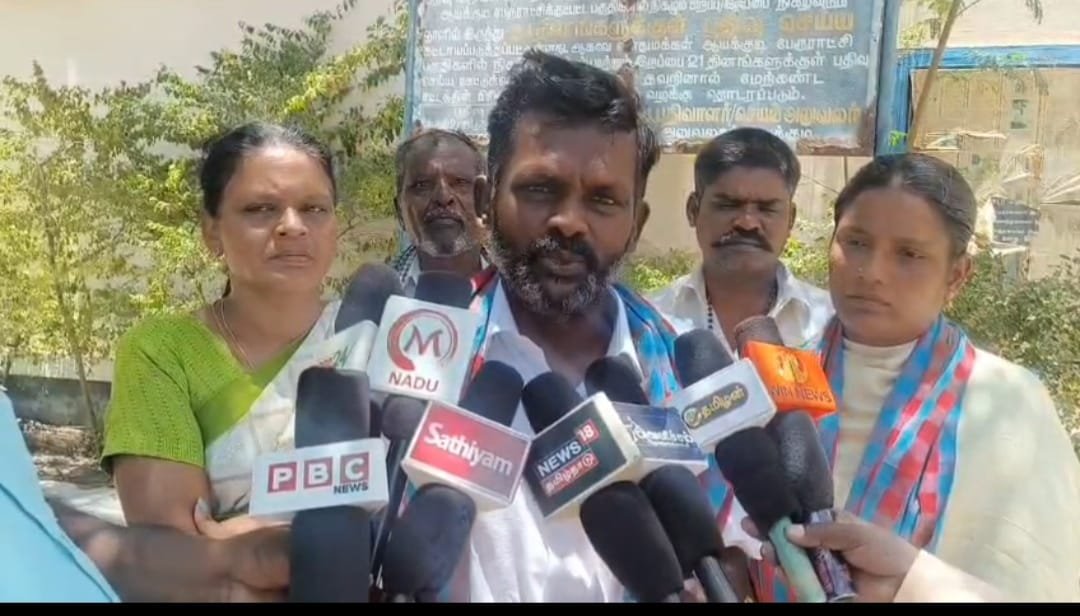 பழனி அருகே ஆயக்குடியில் உள்ள உள்ள குப்பை கிடங்கில் மாவட்ட ஆட்சியர் துர்கா மூர்த்தி நேரில் ஆய்வு...