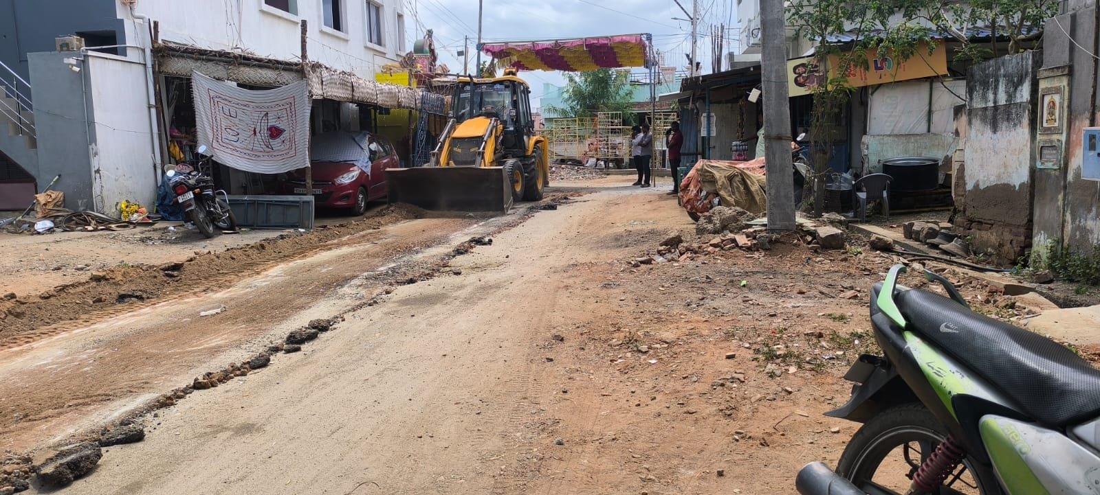 திண்டுக்கல் மாநகராட்சியின் வளர்ச்சித் திட்டங்கள் பொதுமக்களின் நலனுக்காகவா அல்லது மாமன்ற உறுப்பினர்கள் மற்றும் ஒப்பந்ததாரர்களின் வசதிக்காகவா என்ற கேள்வி அப்பகுதி மக்களிடையே பலத்த விவாதத்தை ஏற்படுத்தியுள்ளது.