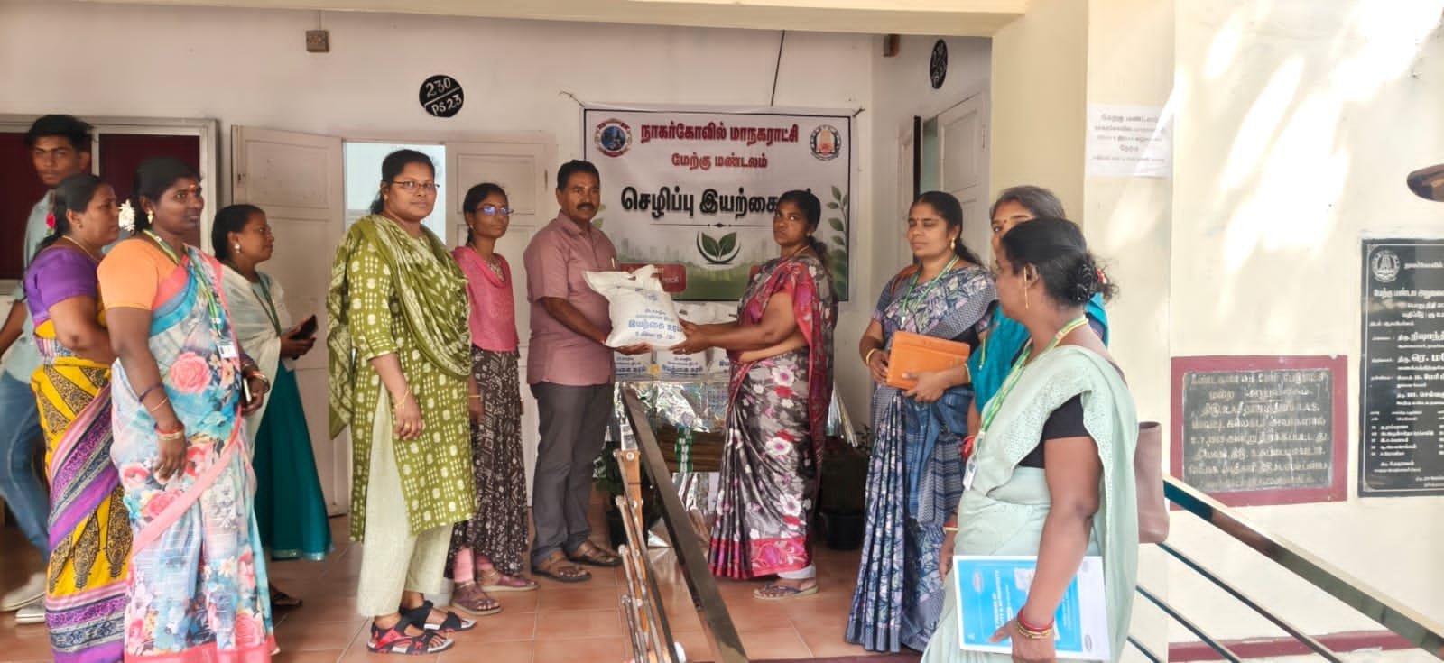நாகர்கோவிலில் ‘செழிப்பு இயற்கை உரம்’ விற்பனை மையம் தொடக்கம். இயற்கை உரம் 5 கிலோ ரூ.30; தென்னை விளக்குமாறு ரூ.30