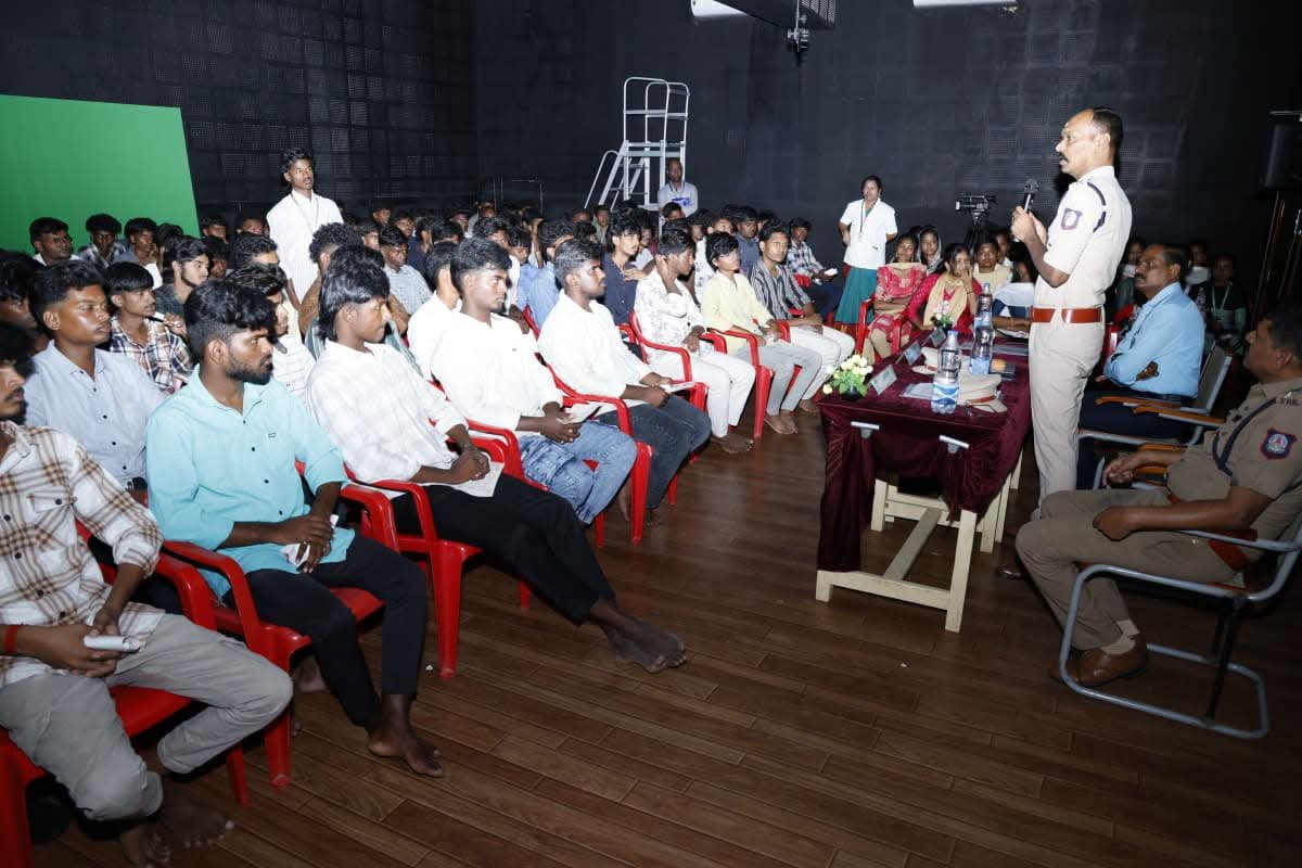 மதுரை அல்ட்ரா கல்லூரியில் போதைப்பொருள் தடுப்பு விழிப்புணர்வு கூட்டம்: எஸ்பி தேவநாதன் பங்கேற்பு.!