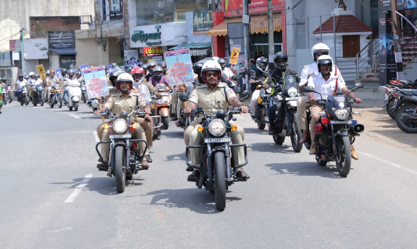 இருசக்கர வாகன ஓட்டுநர், பின்னால் பயணிப்பவர் இருவரும் தலைக்கவசம் அணிய வேண்டும்: கன்னியாகுமரியில் விழிப்புணர்வு பேரணி