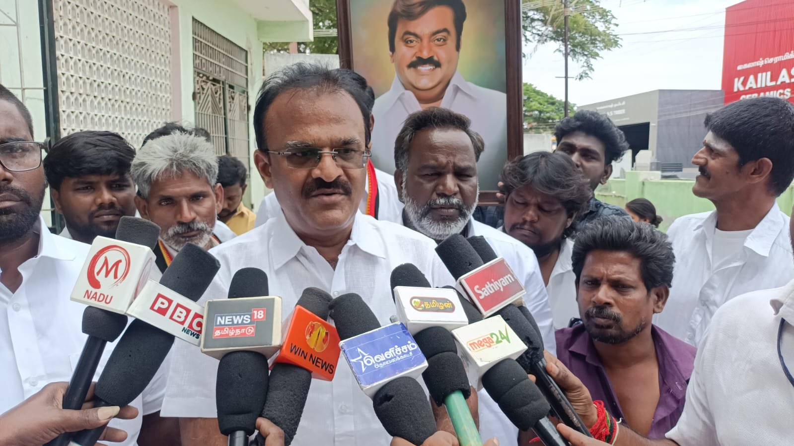 பழனியில் தேமுதிக சார்பில் விஜயகாந்த் பிறந்தநாள் விழா நிகழ்ச்சிகள் நடைபெற்றன...