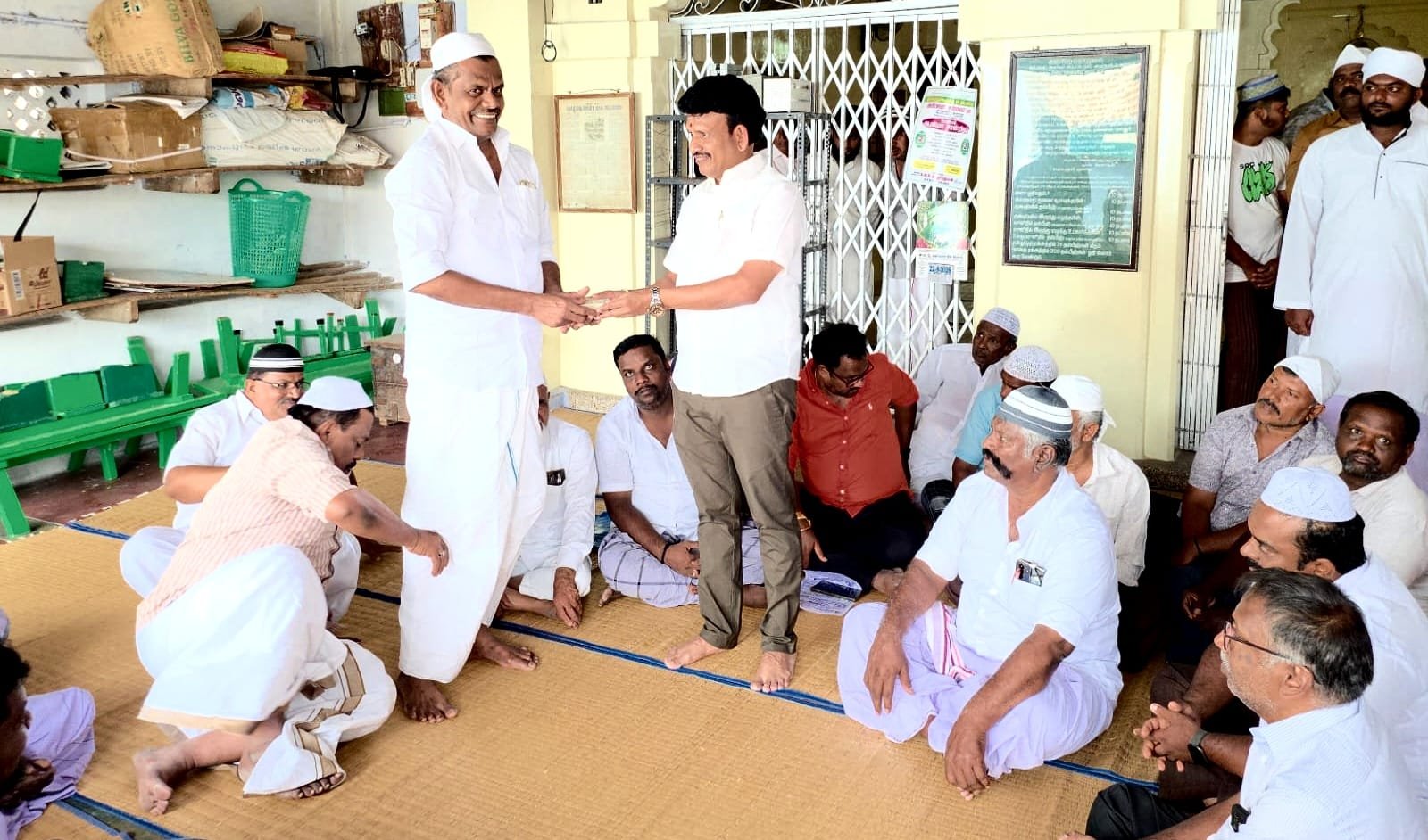 பழனி அருகே பள்ளிவாசல் சேதத்தை பார்வையிட்டு விசிக சார்பில் ஒரு லட்சம் நிதி உதவி ஜமாத்தார்கள் நெஞ்சார்ந்த நன்றியை தெரிவித்தனர்..
