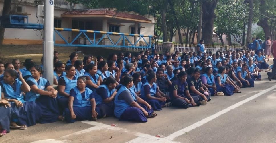 ஒப்பந்தப் பணியாளர்கள் உள்ளிருப்புப் போராட்டம்: ஊதிய உயர்வு, விடுமுறை உள்ளிட்ட கோரிக்கைகள்