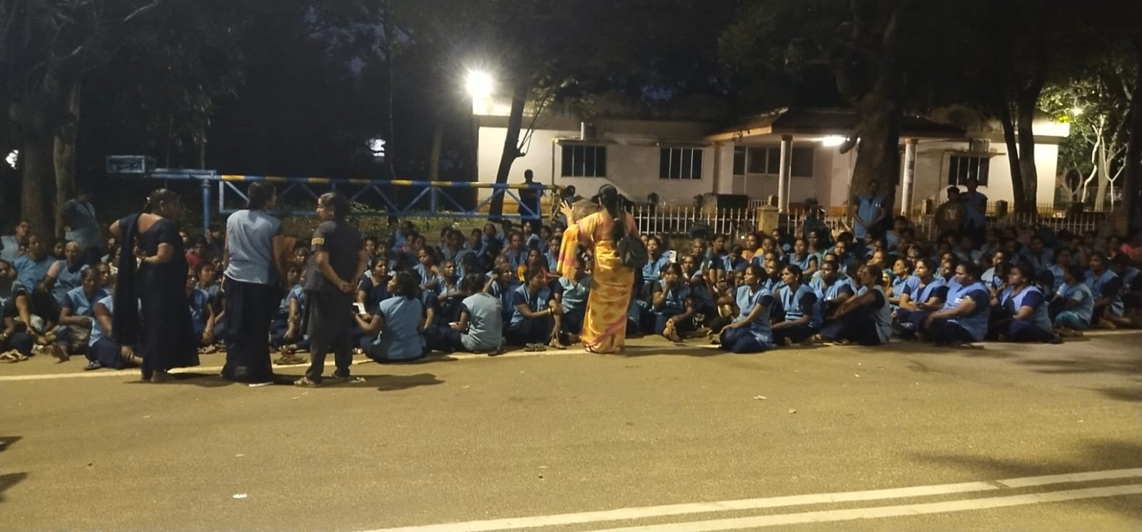 ஊதிய உயர்வு கோரி ஒப்பந்தப் பணியாளர்கள் போராட்டம்