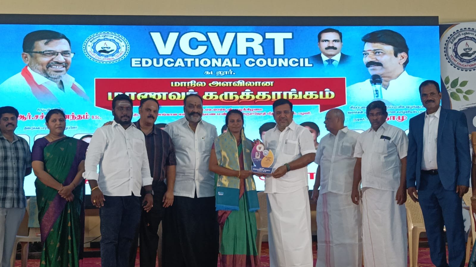 பழனியில் வி.சி.வி ஆர்.டி, கல்வி குழுமம் சார்பாக மாணவர்களுக்கான கருத்தரங்க நிகழ்ச்சி நடைபெற்றன..