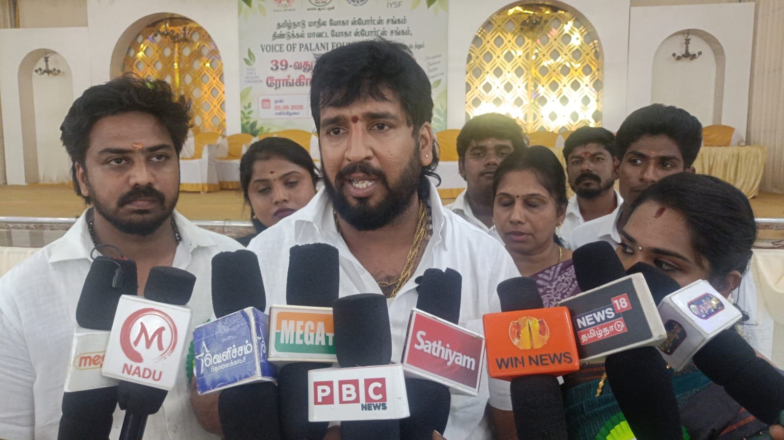 பழனியில் பிரம்மாண்ட யோகாசன போட்டி: அரசுப் பள்ளிகளில் யோகா ஆசிரியர்களை நியமிக்க வாய்ஸ் ஆப் பழனி பவுண்டேஷன் வலியுறுத்தல்