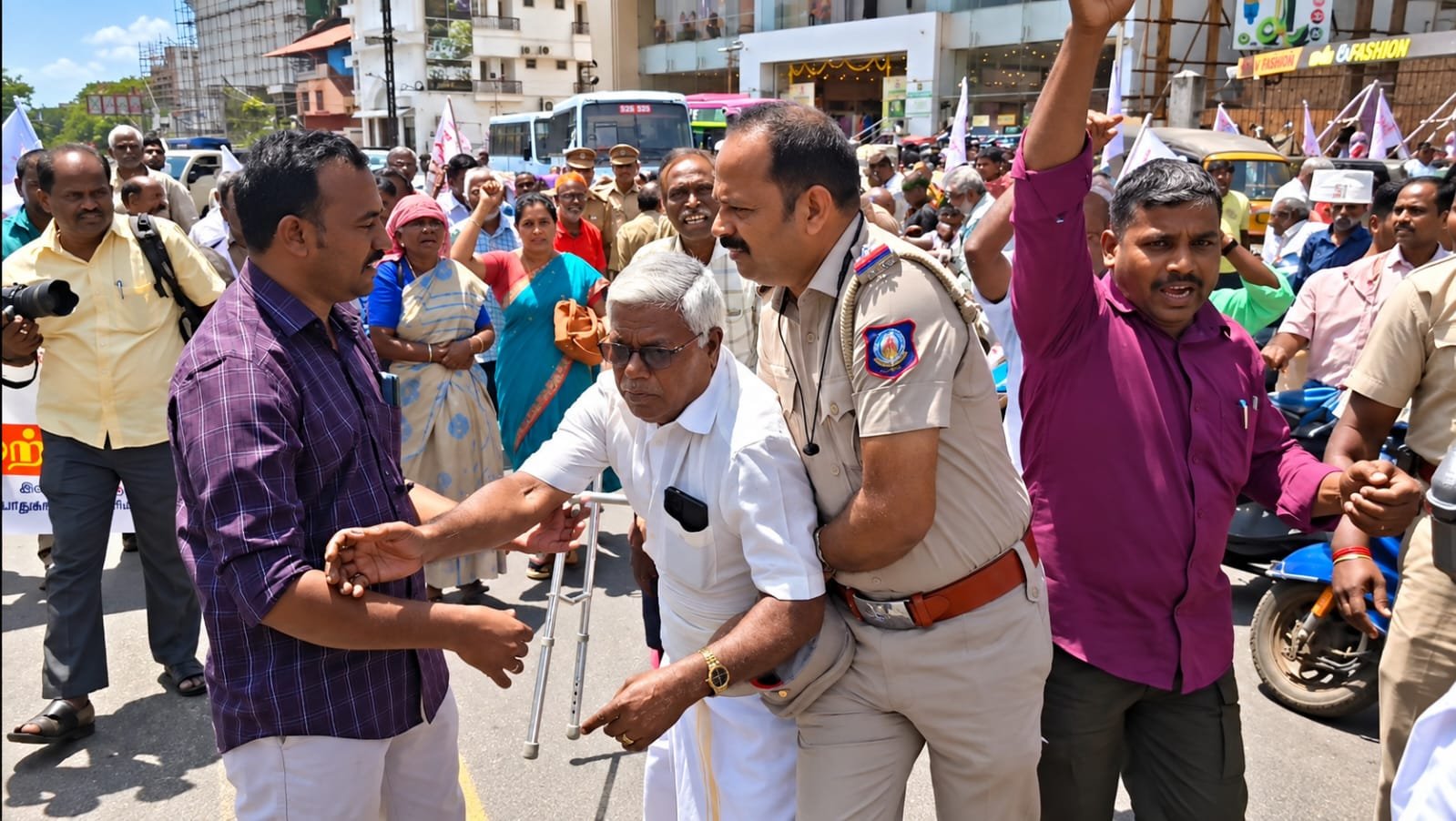 நாகர்கோவிலில் அரசு உதவித்தொகையை உயர்த்தக் கோரி மாற்றுத்திறனாளிகள் போராட்டம்.