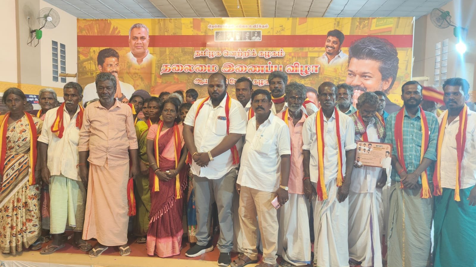 கீரனூரில் இருந்து 200க்கும் மேற்பட்டோர் இரஞ்சித் குமார் மணி தலைமையில் தமிழக வெற்றிக் கழகத்தில் இணைந்தனர்.