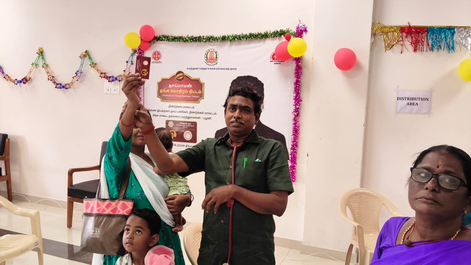 பழனி அரசு மருத்துவமனையில் தாய்மாமன் திட்டத்தில் தங்க மோதிரம் வழங்கல்