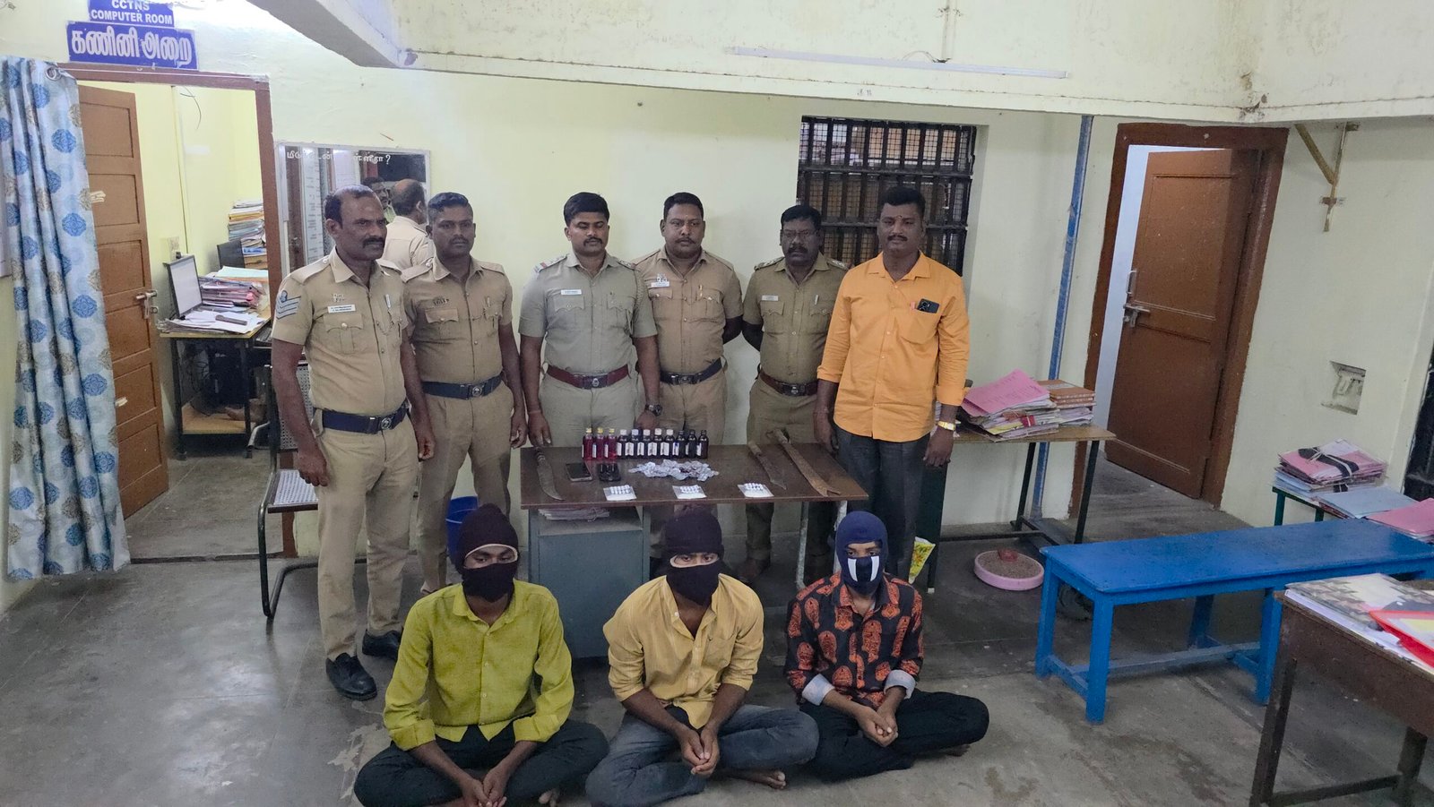 திண்டுக்கல்லில் போதை மாத்திரைகள், போதை டானிக், பட்டாகத்திகள், செல்போன்கள், டூவீலர் பறிமுதல் சிறுவன் உட்பட 3 பேர் கைது