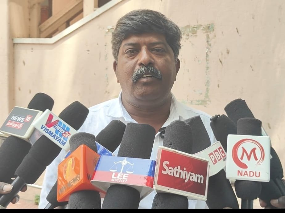 பழனியில் மாவட்ட சுகாதார அலுவலகம் முன்னறிவிப்பின்றி புறநகர் பகுதிக்கு சென்றதால் சமூக ஆர்வலர்கள் கடும் கண்டனம்..