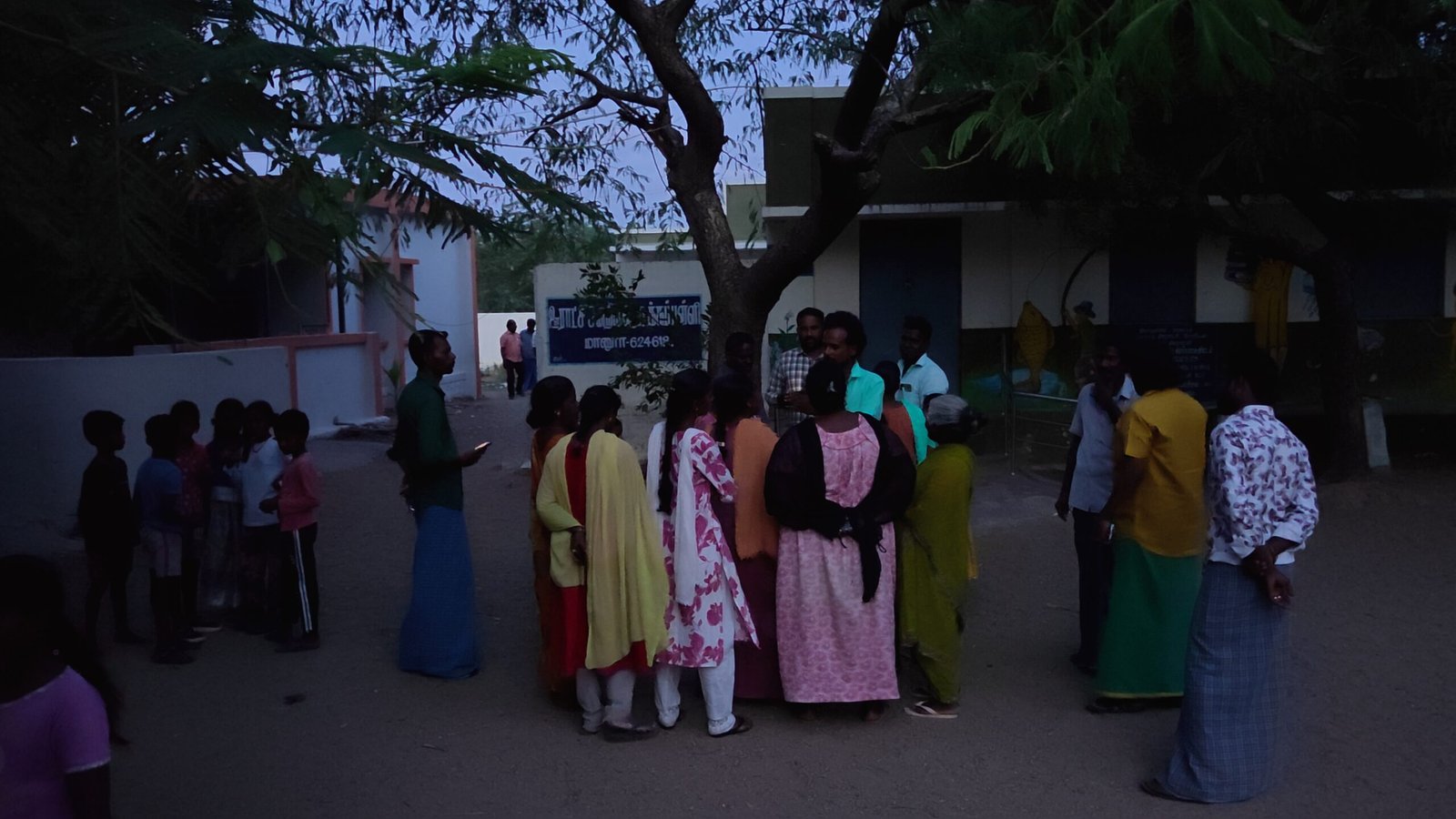 பழனி அருகே மானூர் ஊராட்சி தொடக்கப்பள்ளியில் குடிநீர் தொட்டியில் மலம் கலக்கப்பட்டதாக எழுந்த புகாரால் பரபரப்பு ஏற்பட்டுள்ளது. கீரனூர் போலீசார் விசாரணை நடத்தி வருகின்றனர்.