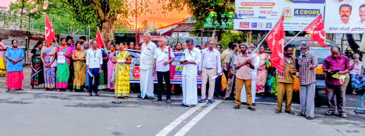 பழனியில் உள்ளாட்சித் துறை ஊழியர்கள் திரள் ஆர்ப்பாட்டம்: ஒப்பந்தத் தூய்மைப் பணியாளர்களை நிரந்தரமாக்கக் கோரிக்கை!