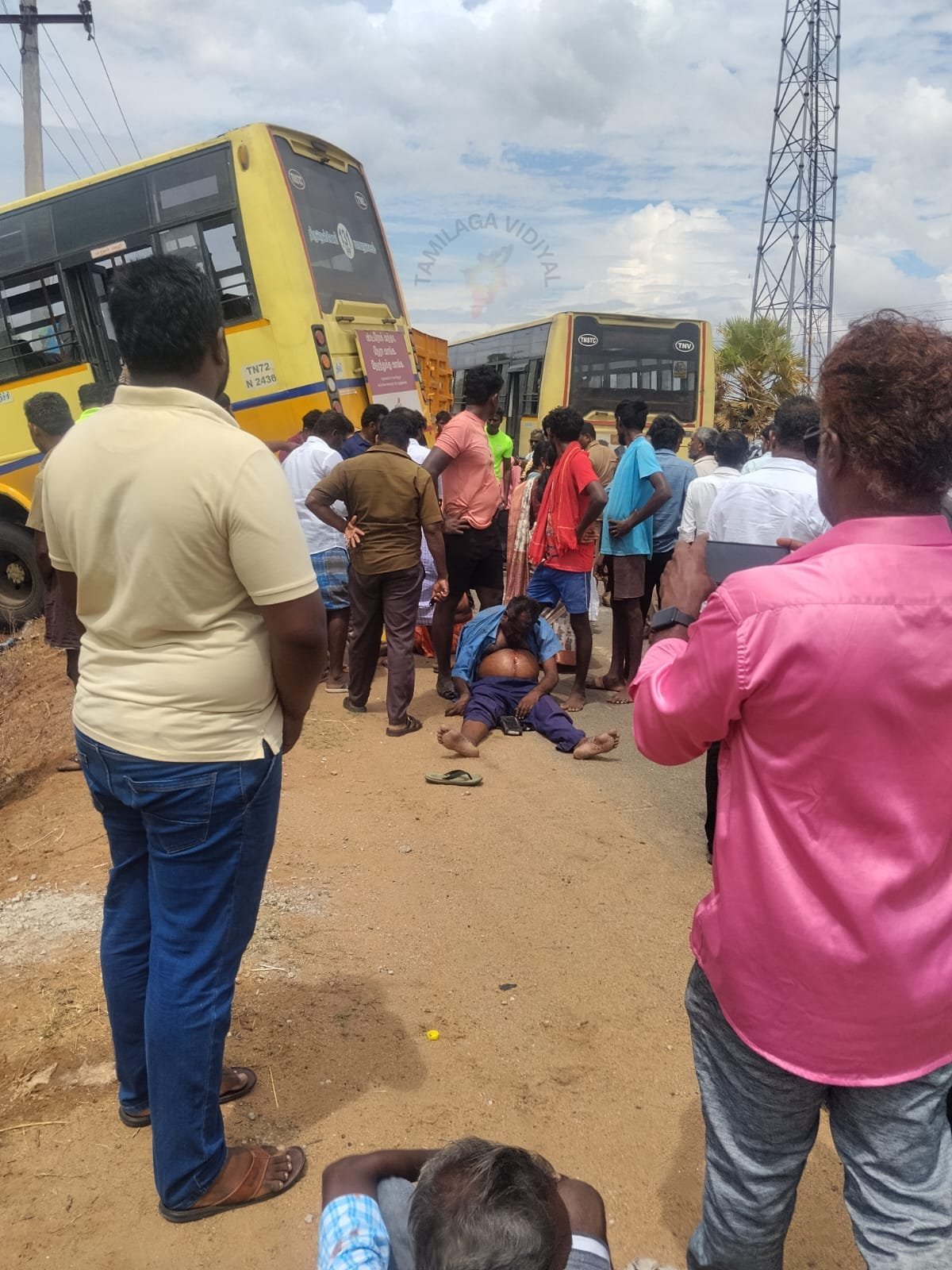 நெல்லையில் இரண்டு அரசு பேருந்துகள் நேருக்கு நேர் மோதல்: பலர் காயம் பிரான்ஞ்சேரி அருகே விபத்து; மீட்புப் பணிகள் தீவிரம்